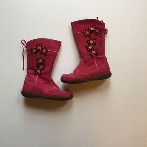 Naturino pink suede boots with flower details.